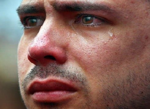 رجل يبكي - صور رجل حزين يبكى حزين- رجل- صور- يبكى- يبكي 4161 13